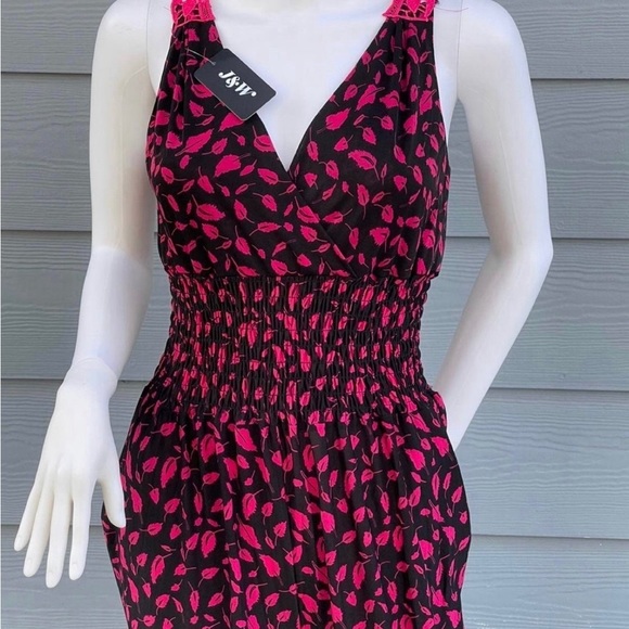 New Pink Women’s jumpsuit 
size 12
Sleeveless 
V neck style 
Stretchy waist - Picture 5 of 8